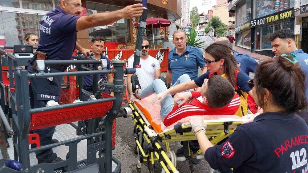 Arkadaşları darp etti, 4. katın balkonundan 3. katın balkonuna atlayarak kurtuldu