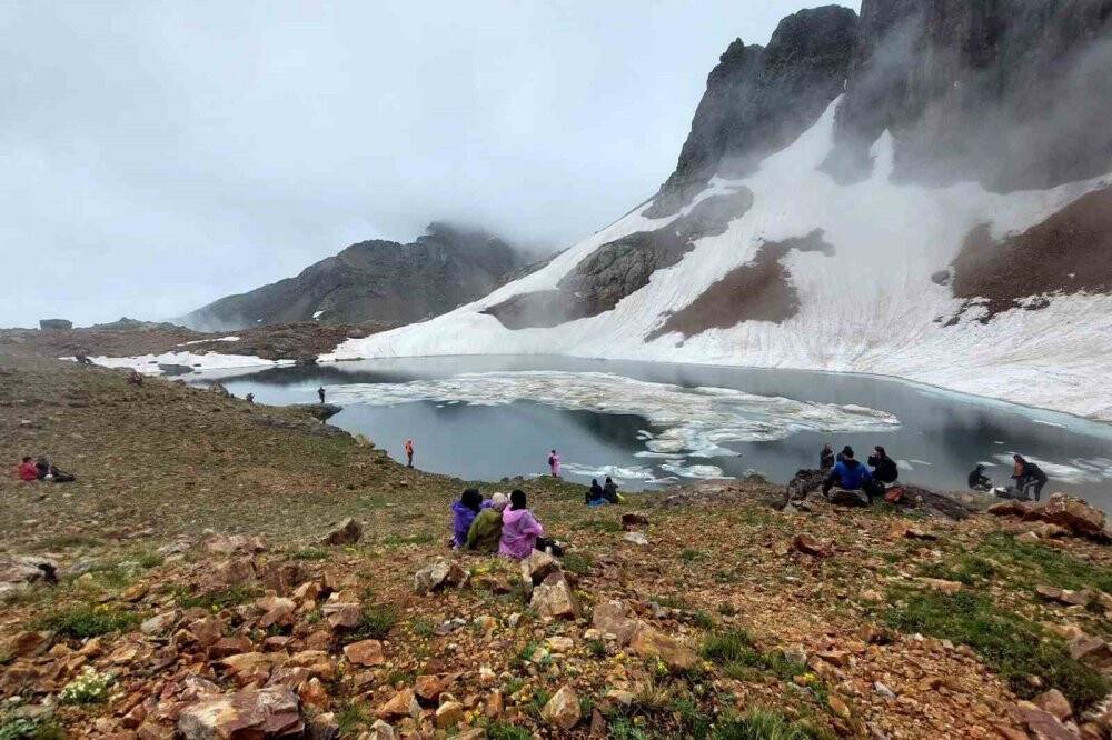 Artabel Gölleri 85 dağcıya aynı günde 4 mevsimi yaşattı