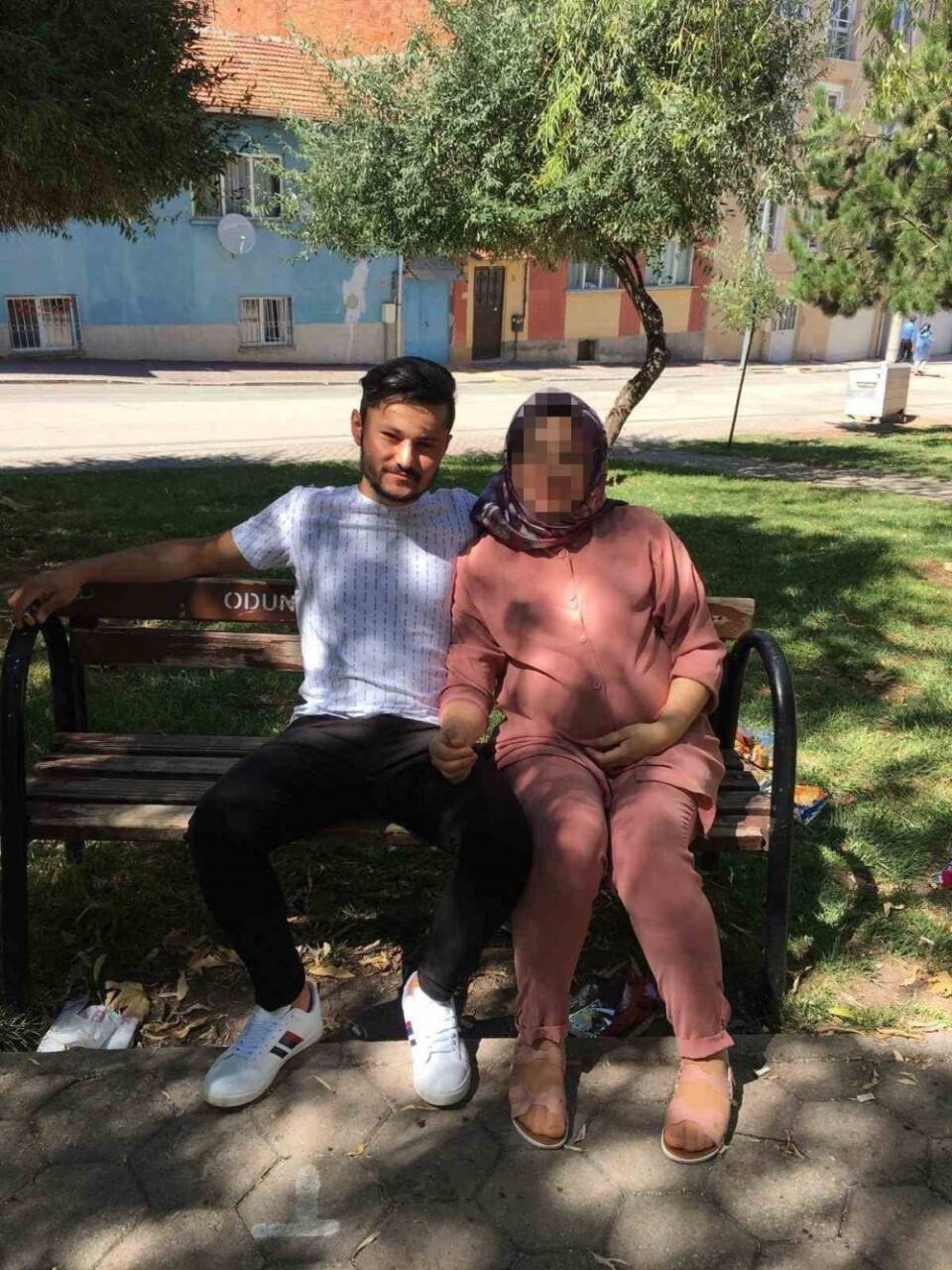 Kocasını öldürdüğü için yargılandığı davaya kucağında bebeği ile katıldı