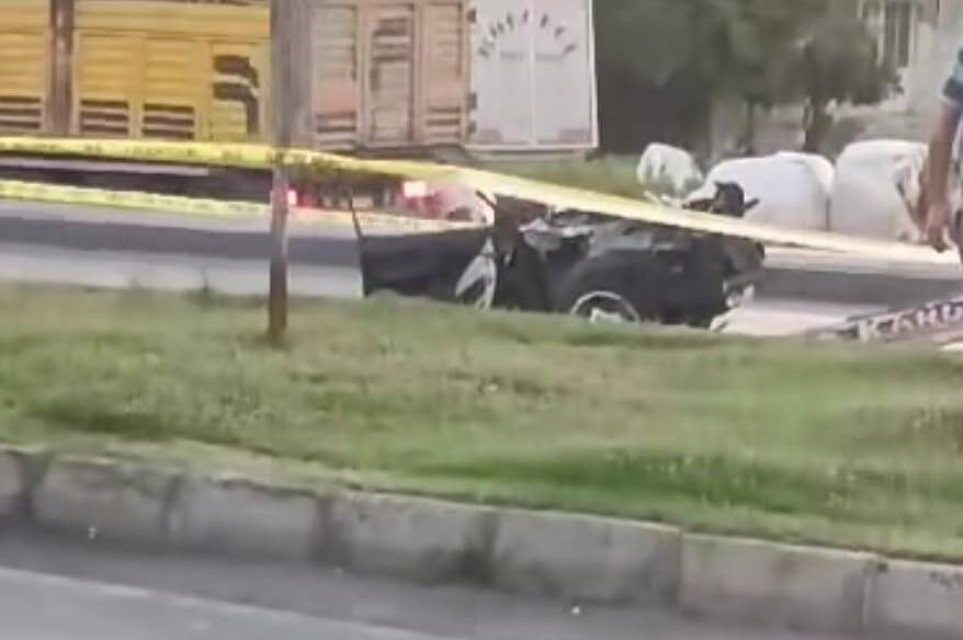 Korkunç kazada otomobil ikiye ayrıldı: 2 yaralı