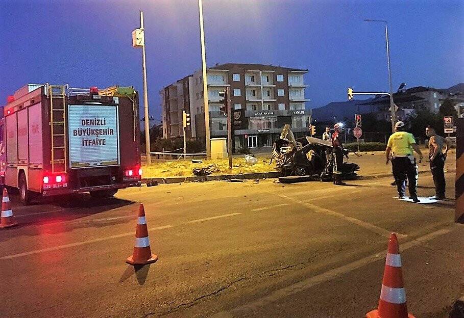 Korkunç kazada otomobil ikiye ayrıldı: 2 yaralı