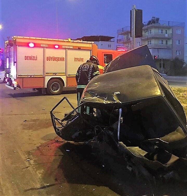 Korkunç kazada otomobil ikiye ayrıldı: 2 yaralı