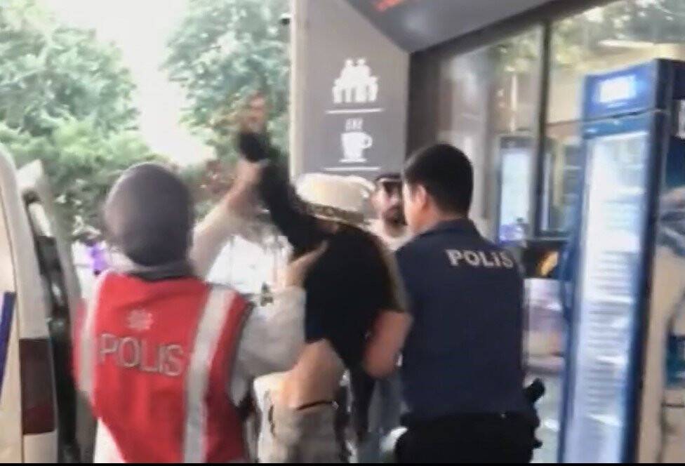 Polisin saçını koparıp, rujla yere küfür yazdı
