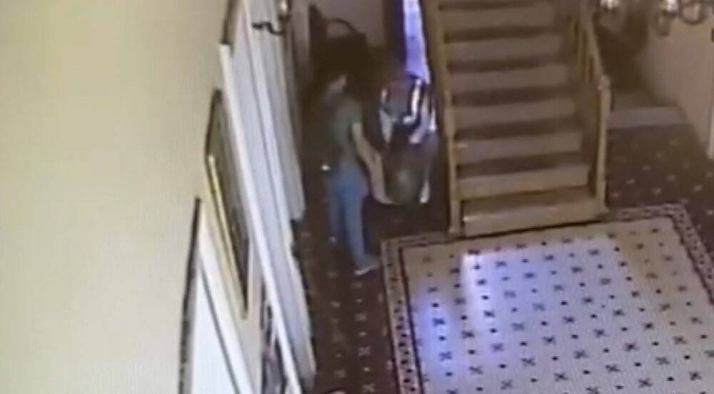 Polisin saçını koparıp, rujla yere küfür yazdı