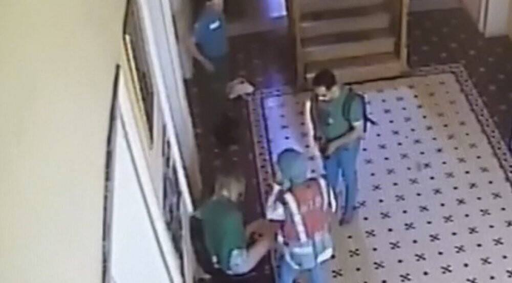 Polisin saçını koparıp, rujla yere küfür yazdı