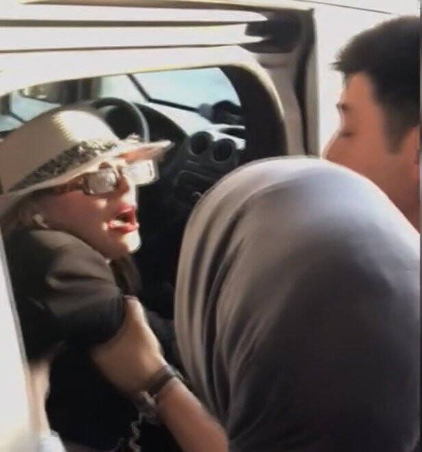 Polisin saçını koparıp, rujla yere küfür yazdı