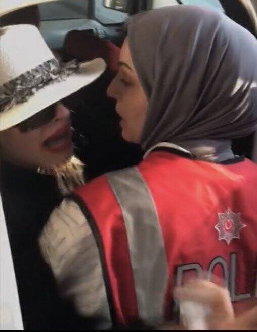 Polisin saçını koparıp, rujla yere küfür yazdı