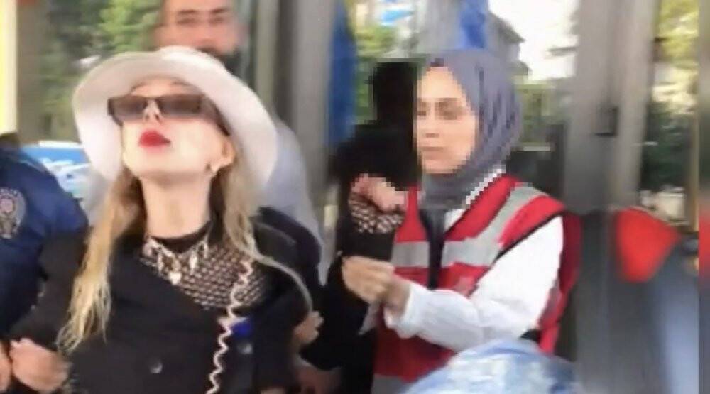 Polisin saçını koparıp, rujla yere küfür yazdı