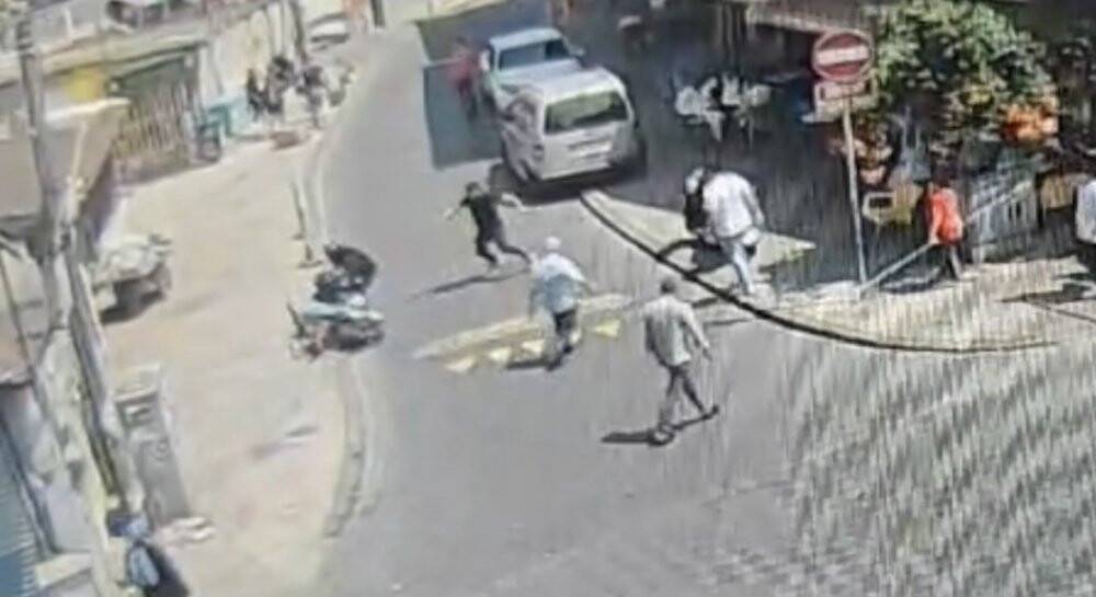Polisin üzerine atlayarak düşürdüğü motosikletli gasp şüphelisi kovalamacayla yakalandı