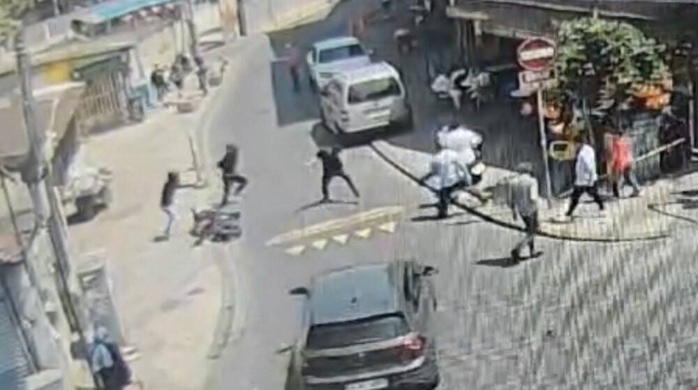 Polisin üzerine atlayarak düşürdüğü motosikletli gasp şüphelisi kovalamacayla yakalandı