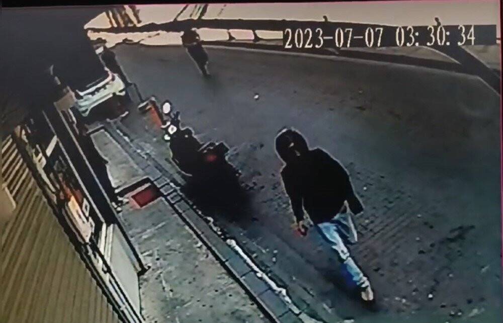 Polisin üzerine atlayarak düşürdüğü motosikletli gasp şüphelisi kovalamacayla yakalandı