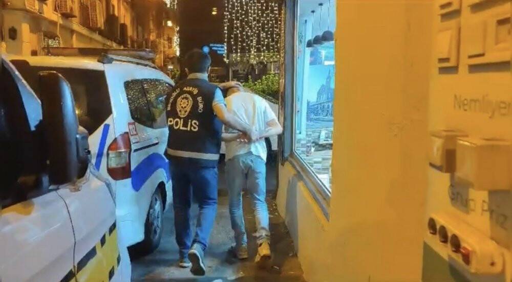 Polisin üzerine atlayarak düşürdüğü motosikletli gasp şüphelisi kovalamacayla yakalandı