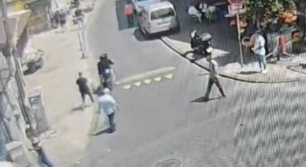 Polisin üzerine atlayarak düşürdüğü motosikletli gasp şüphelisi kovalamacayla yakalandı