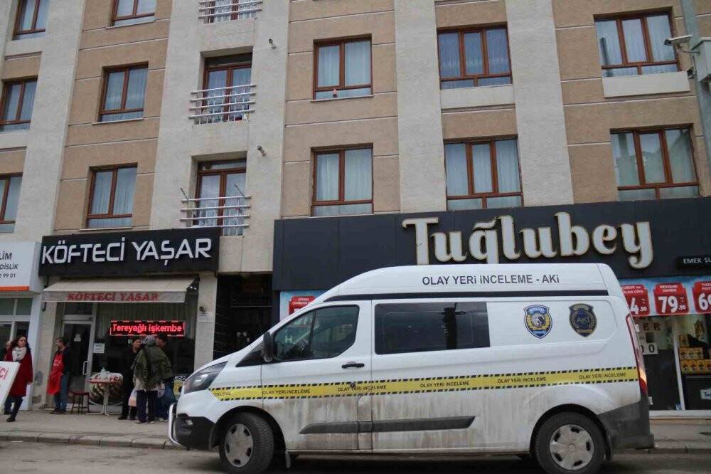 Sevgilisinin ölümünden dolayı tutuklanan zanlı kendisini savunurken şiir okudu