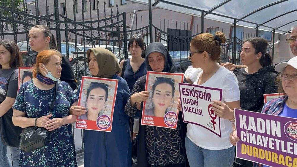 Sevgilisinin ölümünden dolayı tutuklanan zanlı kendisini savunurken şiir okudu