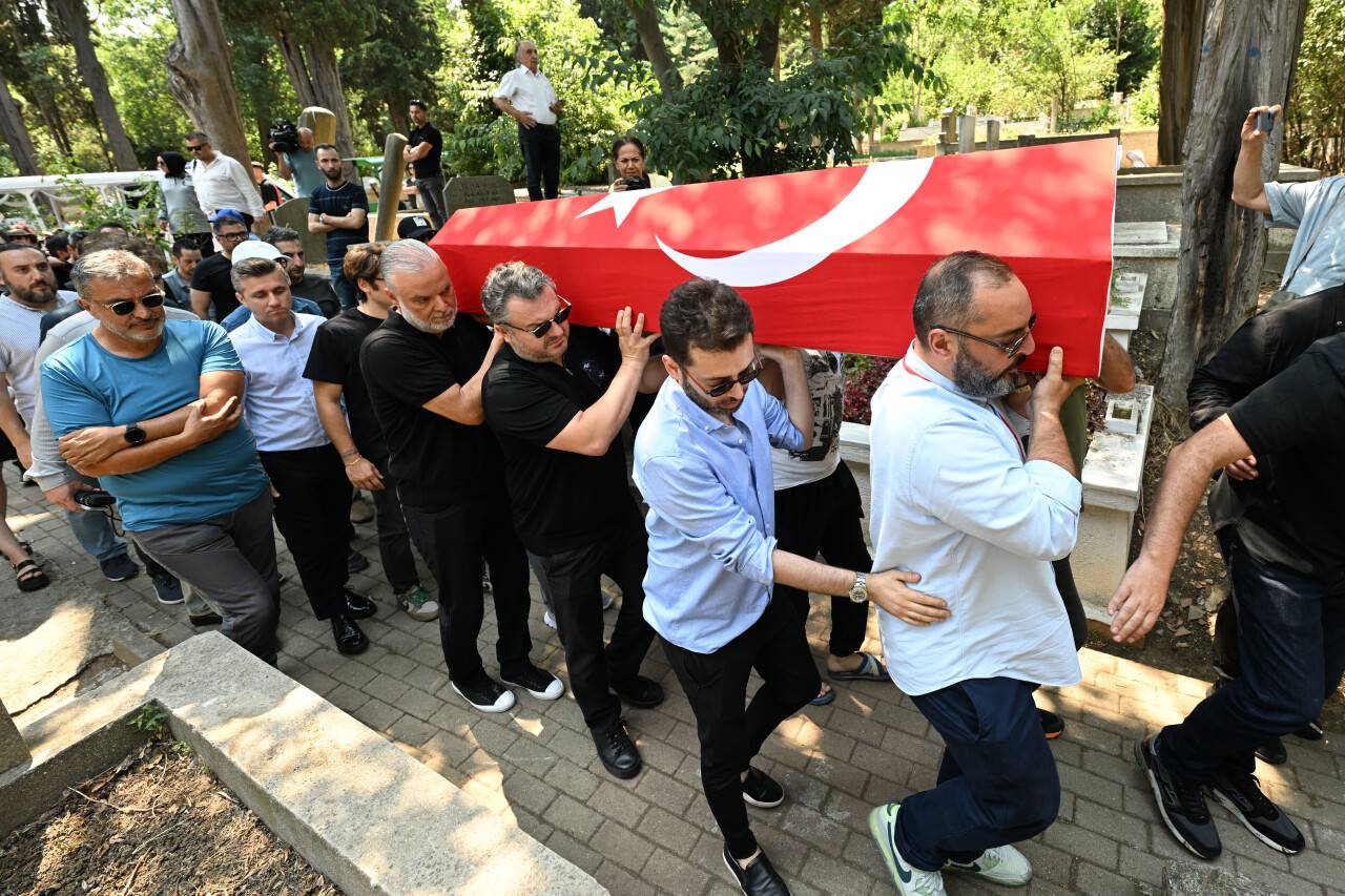 aa-20230711-31649566-31649563-sanatci-ozkan-ugur-son-yolculuguna-ugurlandi.jpg