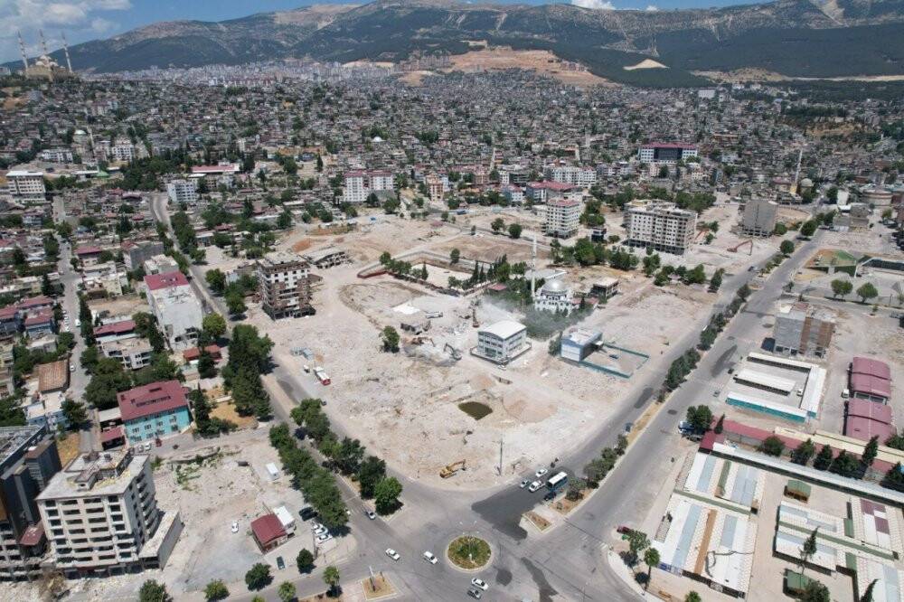 Kahramanmaraş’ta hasarlı binaların yıkımı devam ediyor