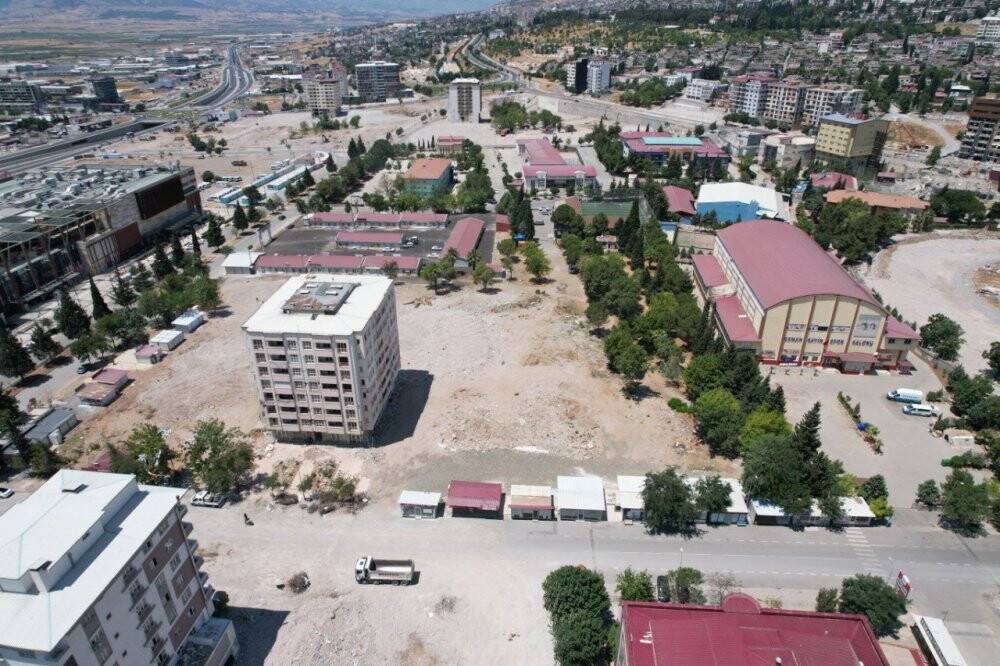 Kahramanmaraş’ta hasarlı binaların yıkımı devam ediyor