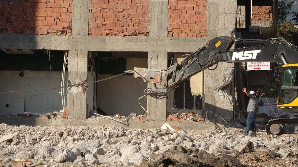 Kahramanmaraş’ta hasarlı binaların yıkımı devam ediyor