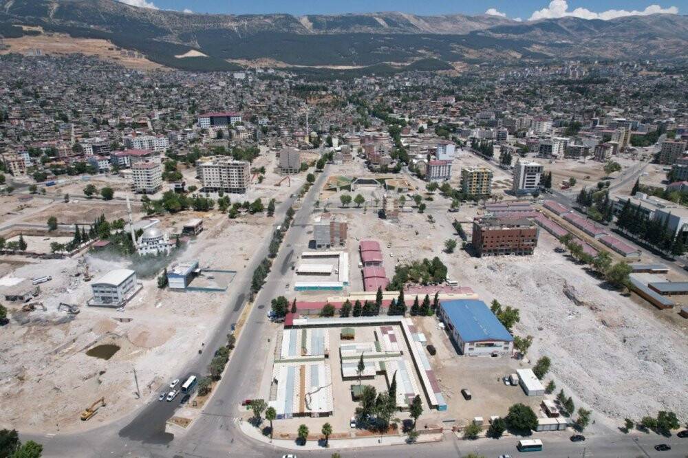 Kahramanmaraş’ta hasarlı binaların yıkımı devam ediyor