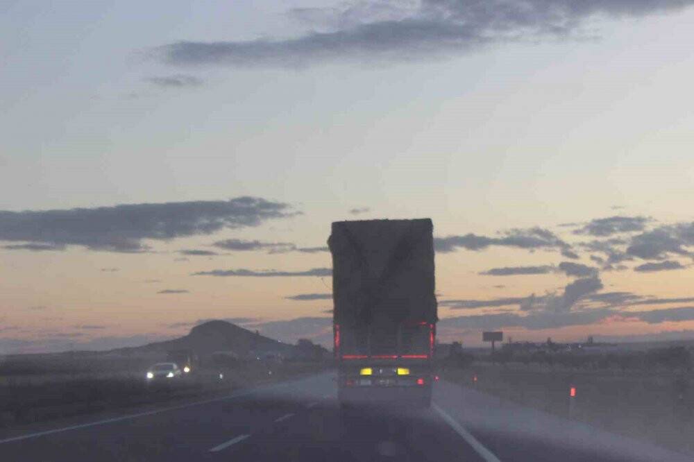 Karapınar'da saman balyası yüklü kamyonların tehlikeli yolculuğu