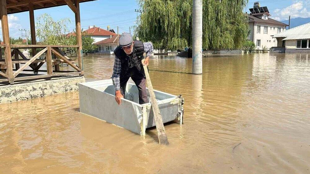Köy sular altında kaldı, buzdolabını kayık yaptı