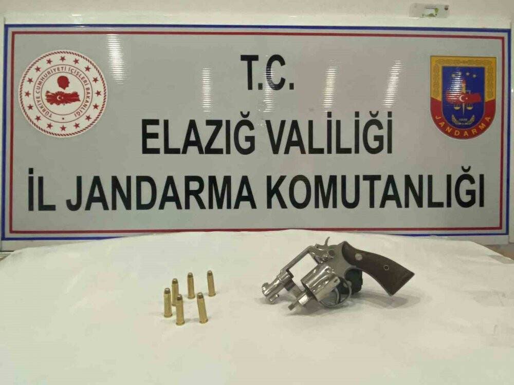 Ruhsatsız tabanca ele geçirildi