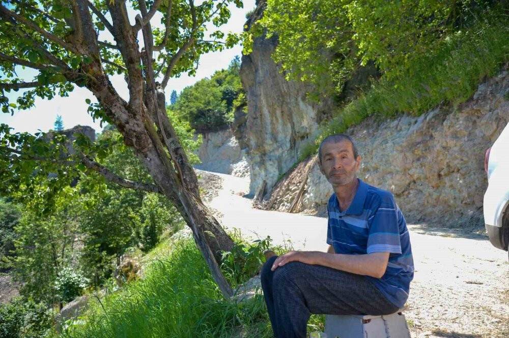 Felçli eşini sırtında taşıyan kadının imdadına büyükşehir yetişti