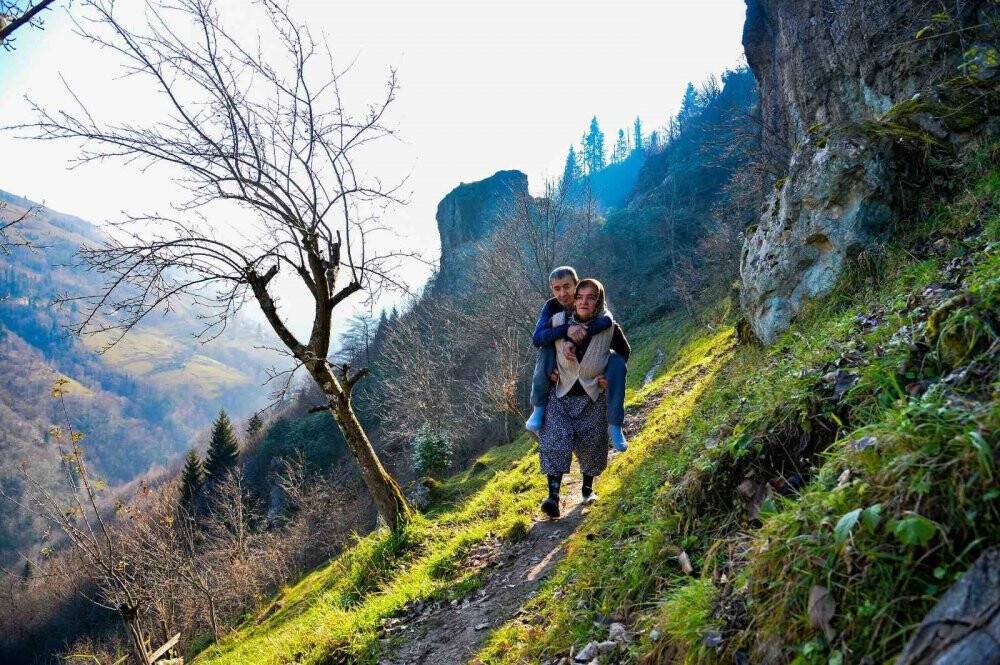 Felçli eşini sırtında taşıyan kadının imdadına büyükşehir yetişti