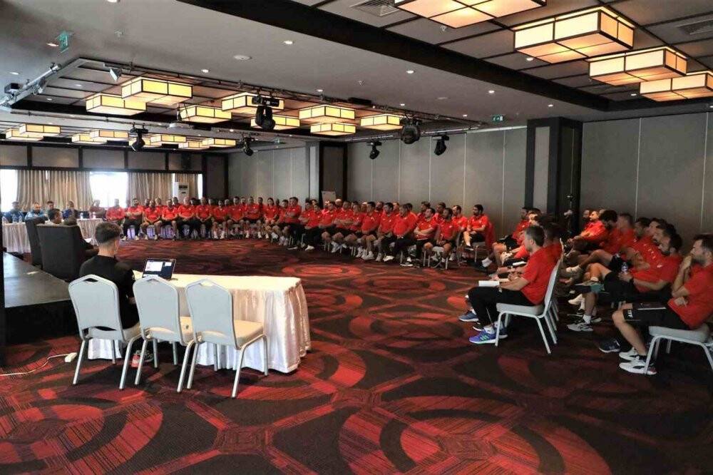 Konyaspor Teknik Direktörü Stanojevic, kursta bilgi paylaşımı yapacak