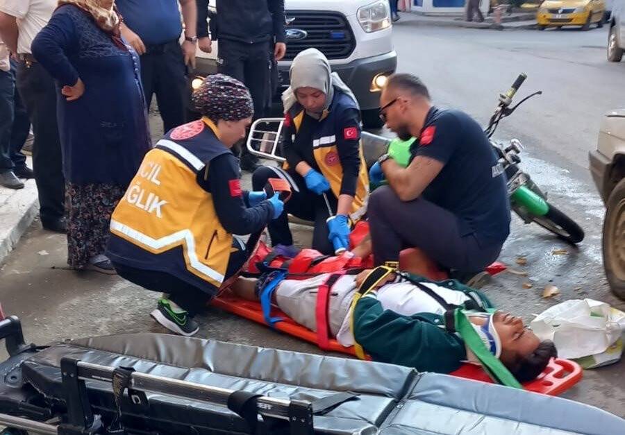 Otomobil ile motosiklet çarpıştı: Yaralılar var