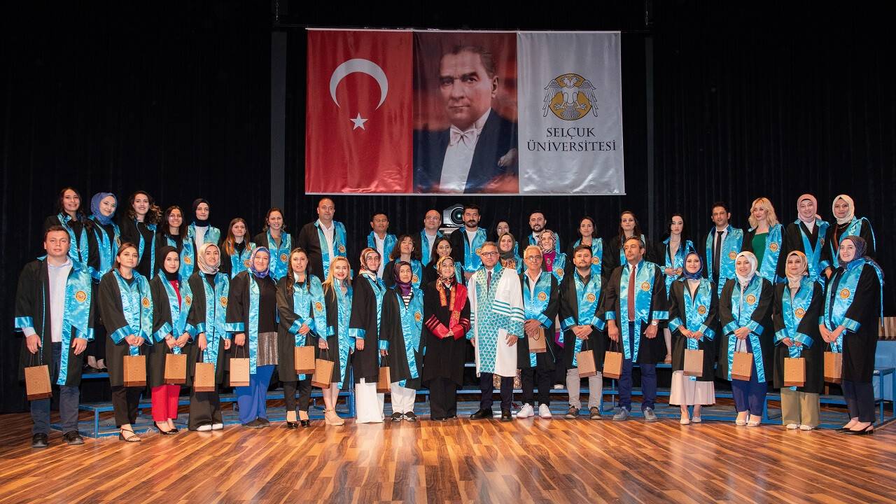 selcuk-universitesinde-lisansustu-egitim-mezunlari-cubbelerini-giydi-3.jpg