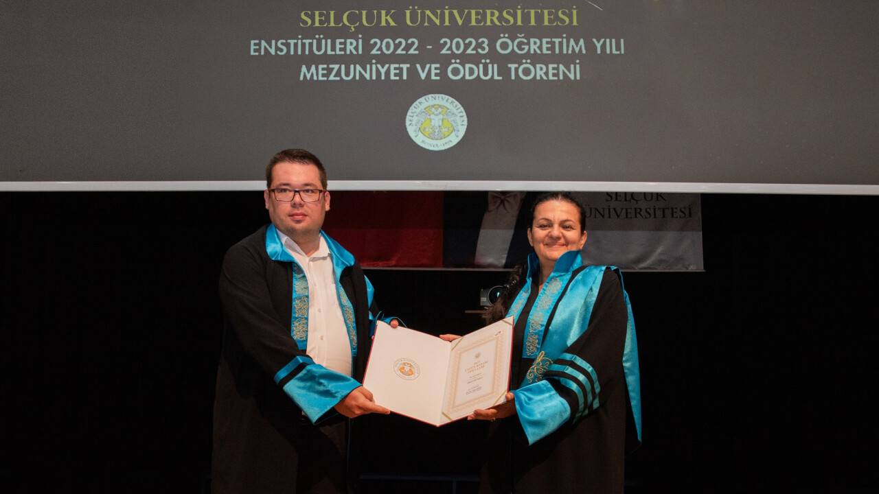 selcuk-universitesinde-lisansustu-egitim-mezunlari-cubbelerini-giydi-4.jpg
