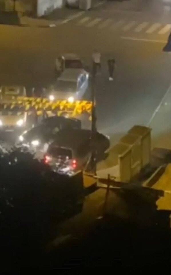 Yol verme kavgası: Darp etti, camları patlattı