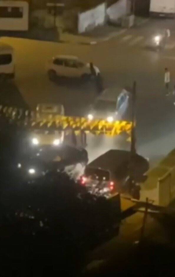 Yol verme kavgası: Darp etti, camları patlattı