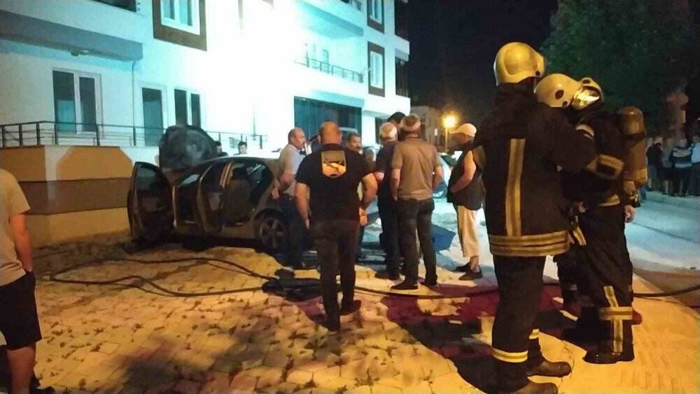 Park halindeki otomobil yandı