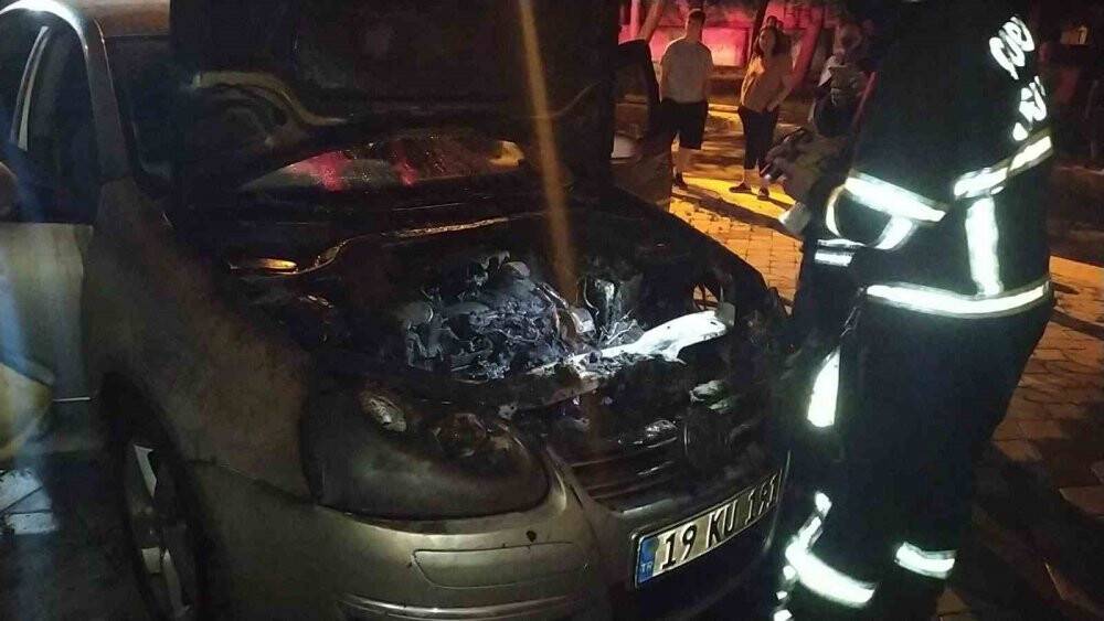 Park halindeki otomobil yandı