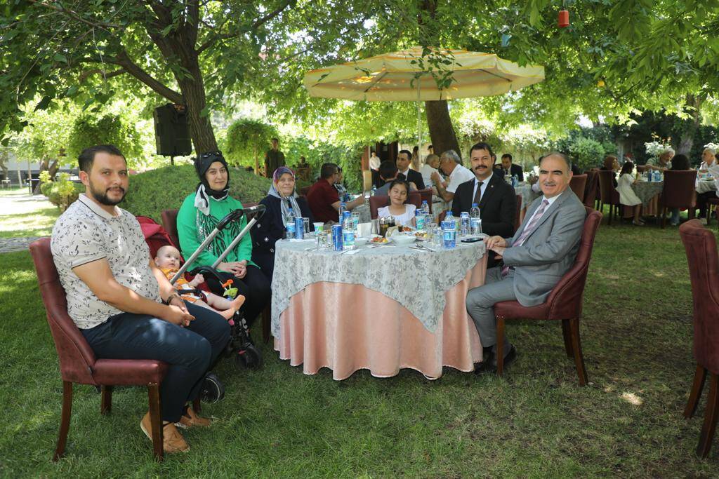 aa-20230715-31686445-31686444-konya-valisi-vahdettin-ozkan-sehit-yakinlari-ve-gazilerle-bulustu.jpg