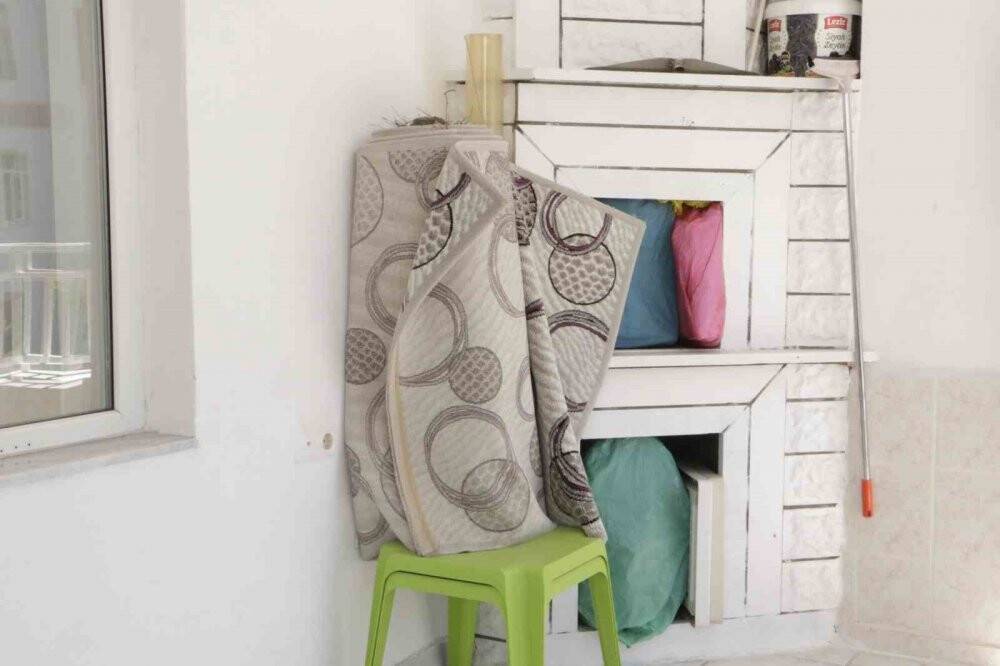 Kumru yuvası için halıyı yere sermiyor