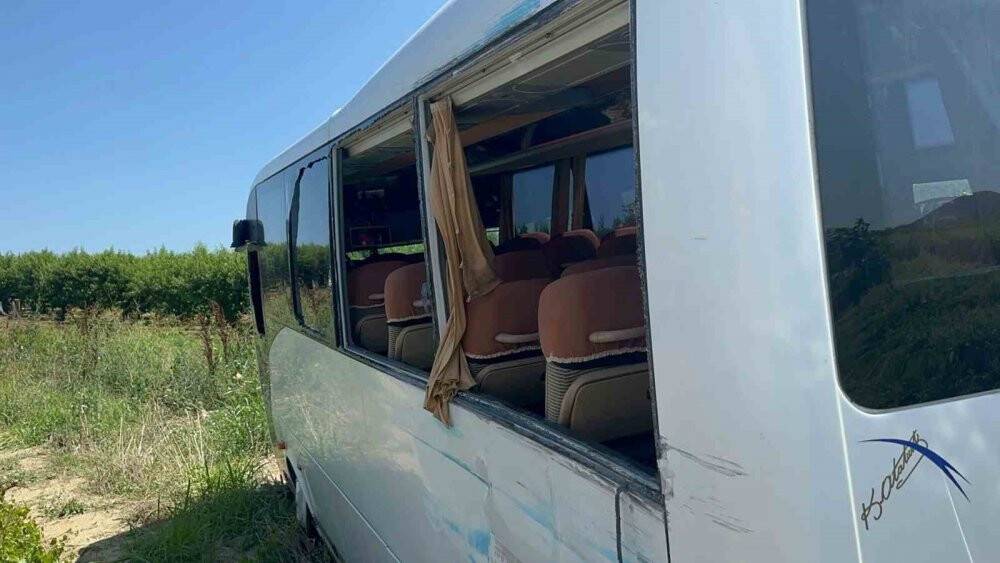 Tır, yolcu midibüsüne çarptı