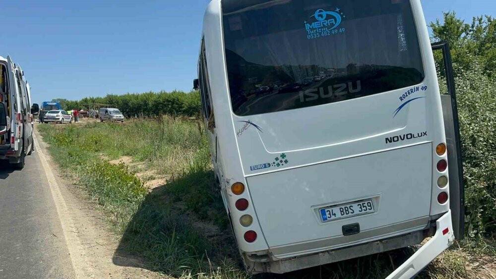 Tır, yolcu midibüsüne çarptı