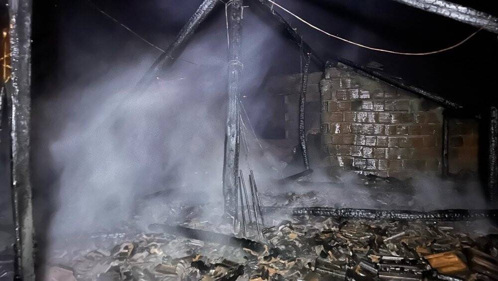 İki katlı ev yangında kullanılmaz hale geldi