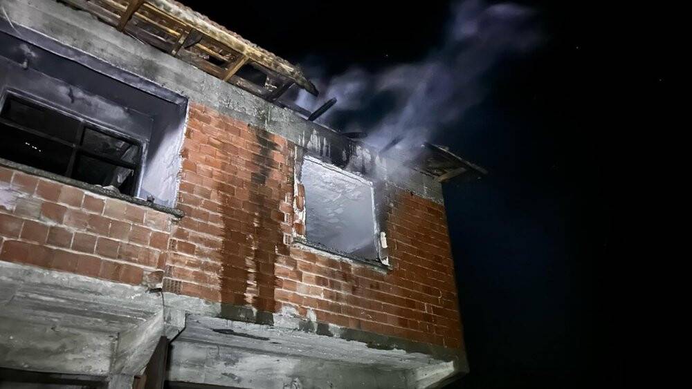 İki katlı ev yangında kullanılmaz hale geldi