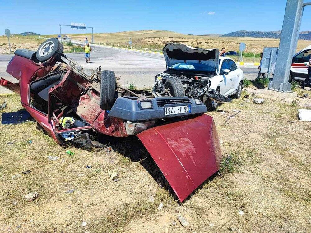 Kırıkkale-Konya yolunda iki otomobil çarpıştı: 6 yaralı