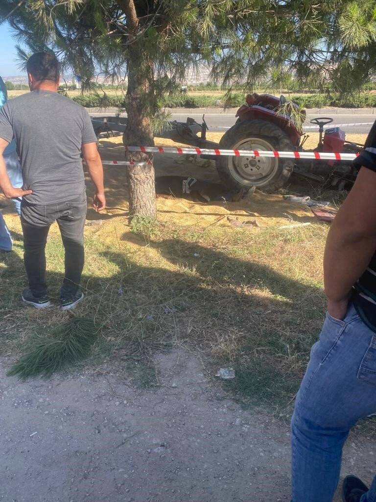 Tırla çarpışan tahıl yüklü traktör sürüklendi: 1 ölü