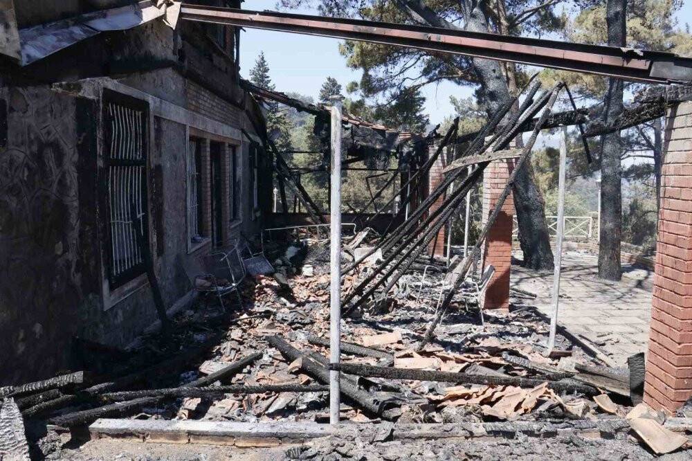 Depremin yıkamadığı evleri yangın yerle bir etti