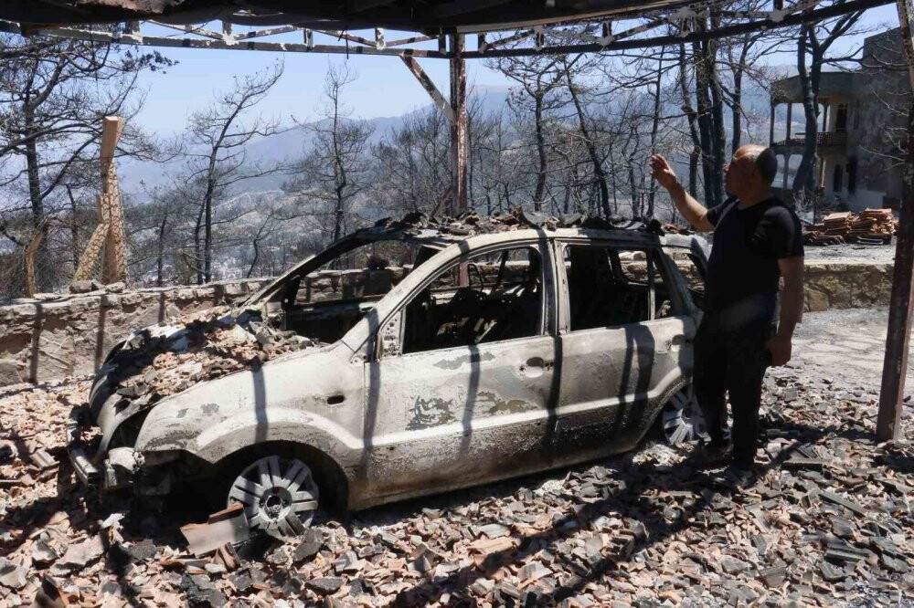 Depremin yıkamadığı evleri yangın yerle bir etti