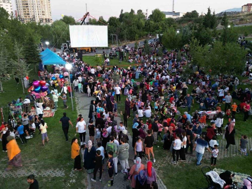 Halk açık hava sinemasına yoğun ilgi gösterdi