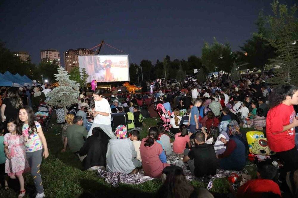 Halk açık hava sinemasına yoğun ilgi gösterdi