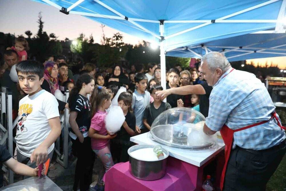 Halk açık hava sinemasına yoğun ilgi gösterdi